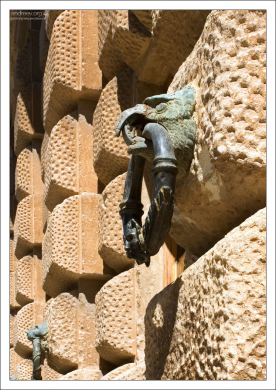 Декоративные железные кольца для привязывания коней на фасаде Дворца Карла V.