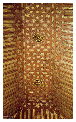 Дворец Насридов: резной потолок в Зале Лодки (Sala de la Barca). Кедр и позолота.