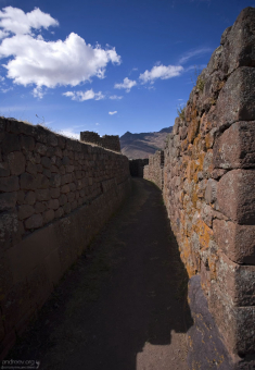 Проход между стенами домов цитадели Каллакаса. Руины Pisac.