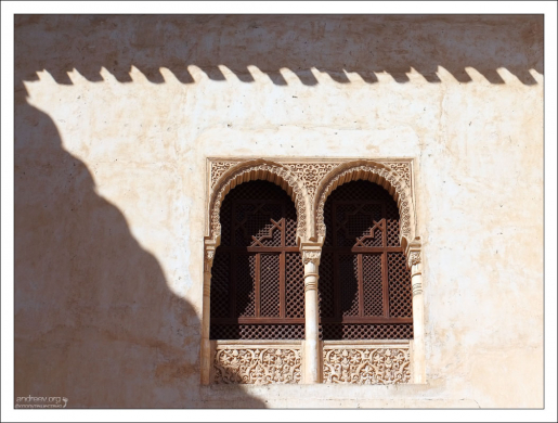 Дворец Насридов: резное оконце с решеткой во дворе Золотой комнаты (Patio del Cuarto Dorado).