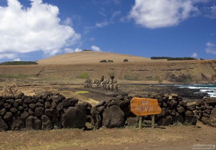 Ahu Tongariki на южном берегу о. Пасхи - самая большая платформа со статуями.