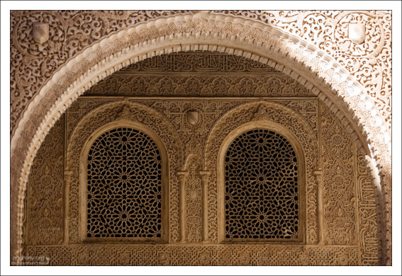 Особенностью архитектурного декора Альгамбры является резьба по штукатурке.