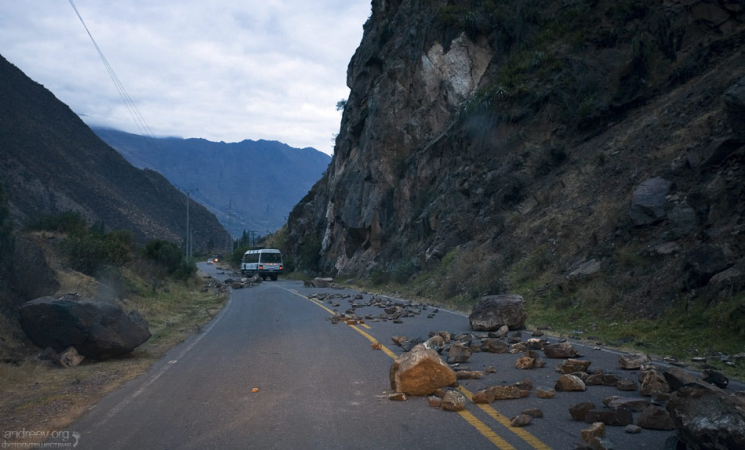 Частично разобранная баррикада на дороге из Куско в Ollantaytambo.