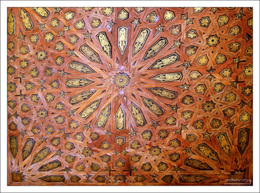 Деревянный наборный потолок во Дворце Комарес - официальной резиденции эмира.