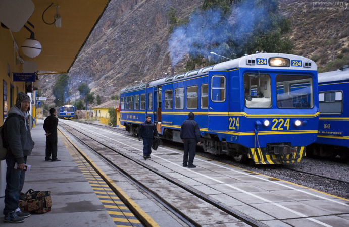 Поезд на Мачу-Пикчу на станции Ollantaytambo.