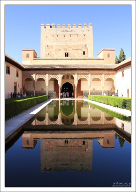 Миртовый дворик (Patio de los Arrayanes) во Дворце Насридов, с мраморным водоемом посередине.