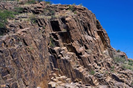 Слоистая структура скал в горной гряде Chisos Mountains.