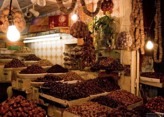 Около двух десятков сортов фиников на рынке в медине.