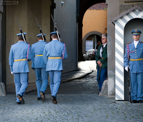 Сменившиеся гвардейцы уходят отдыхать.