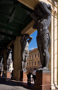 Атланты у входа в Новый Эрмитаж.