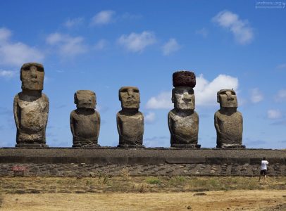 Рост истуканов варьируется от 2 до 21 метра. Внизу фигурка человека для оценки масштаба.