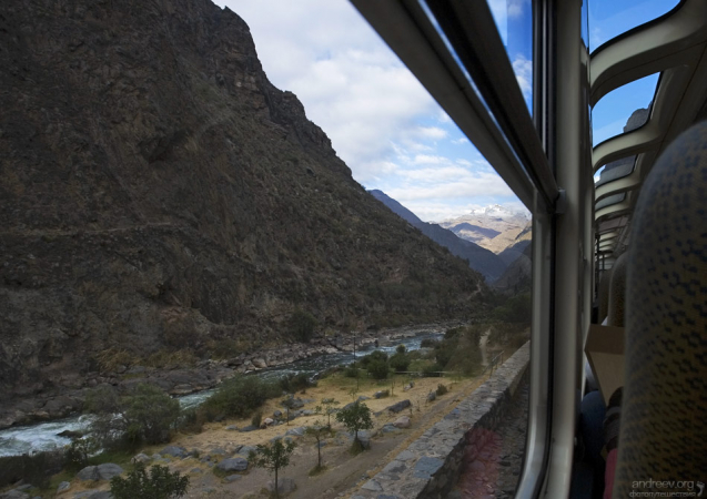 При движении _в_ Мачу-Пикчу на поезде, выгодно сидеть с левой стороны.