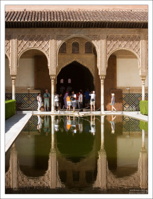 Туристы в Миртовом дворике Дворца Насридов.