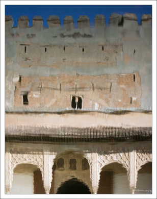 Отражение Дворца Насридов в водоеме Миртового дворика.