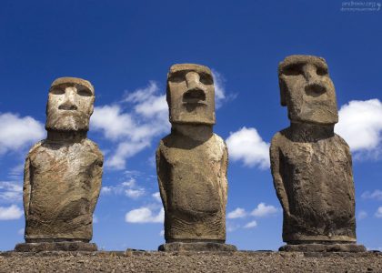 У всех истуканов экстремально длинные пальцы. По одной из версий, это не пальцы, а ногти.