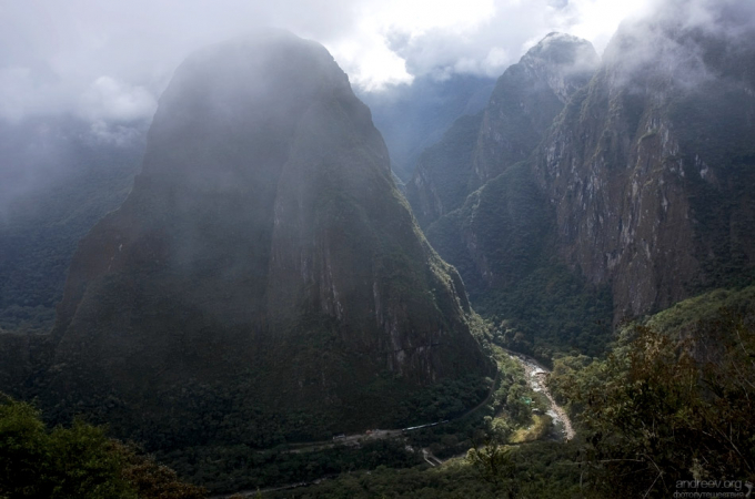 На входе в Мачу-Пикчу. Высота 2450 метров.