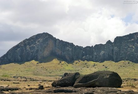 Лежащий истукан на фоне своей "Родины" - карьера Rano Raraku.