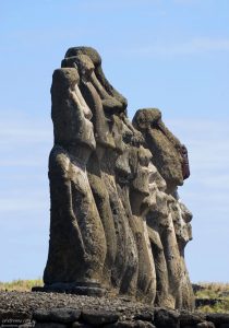 Истуканы довольно стройны в профиль.