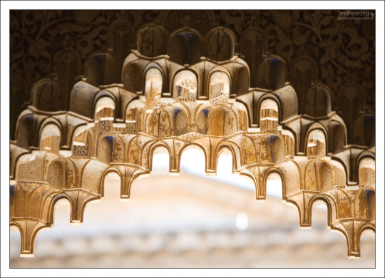 Арочки-мукарны, больше всего напоминающие пчелиные соты.