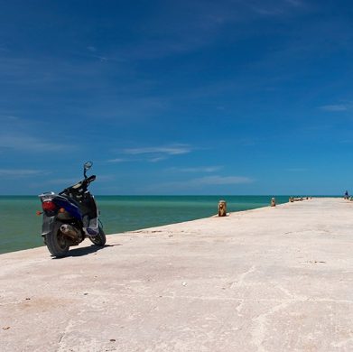 Мотоцикл на пирсе и Мексиканский залив.