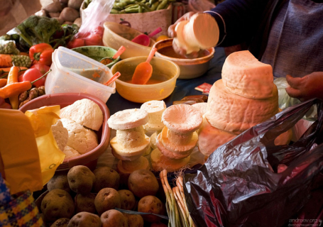 Картошка, сыры и разносолы на рынке в Наске.