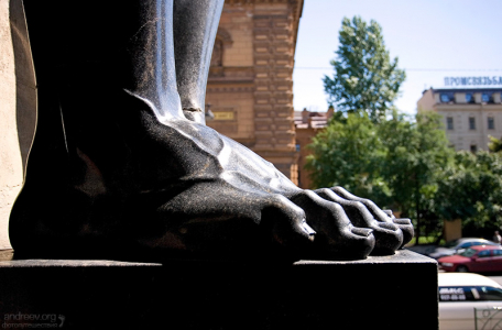 Мраморные ступни Атланта.