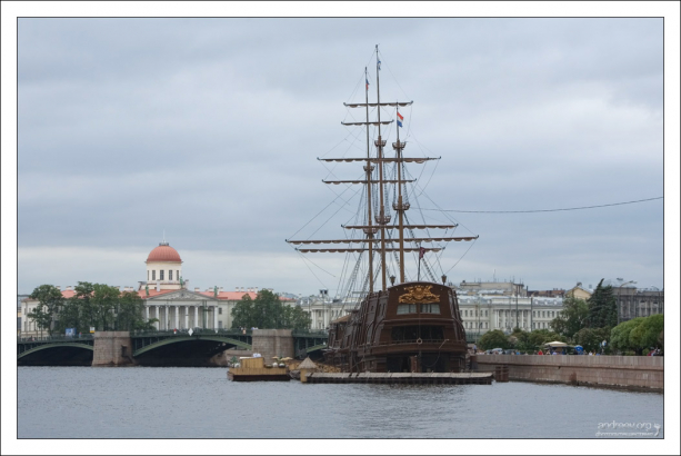 Плавучий ресторан "Летучий Голландец".