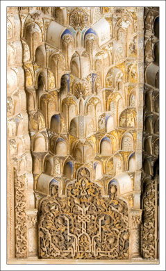 Смесь мукарнов и арабской вязи.