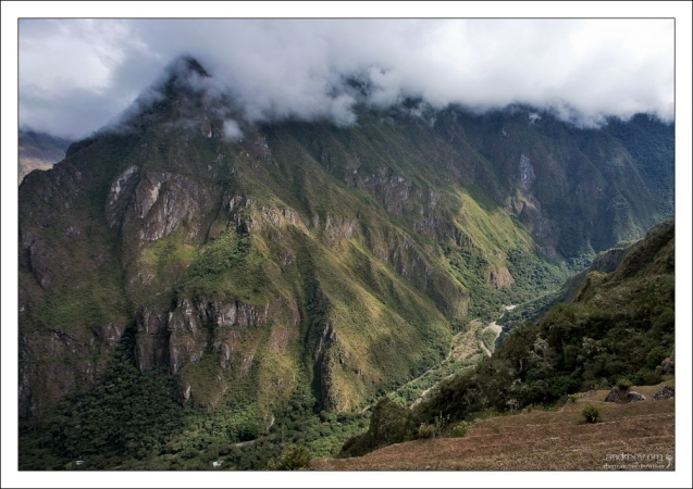 Утром над горным хребтом господствовал туман.