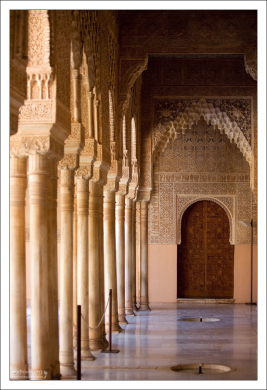 Богато украшенная галерея Дворца Насридов.