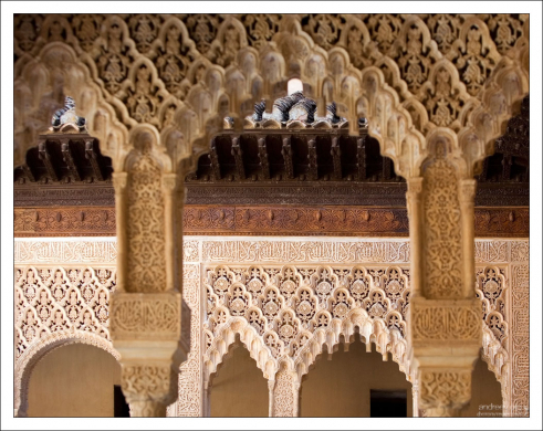 Переплетение каменных кружев во внутреннем дворике Дворца Насридов.
