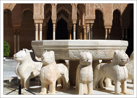 Фонтан львов в одноименном дворике.