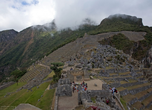 В центре расположены руины Храма трех окон.