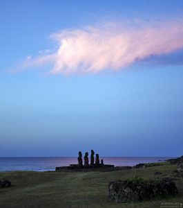 Розовое облако над истуканами.