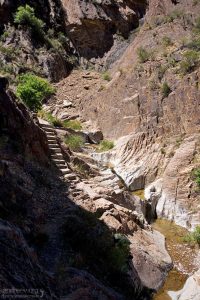 Лесенка, выбитая в камне, для облегчения спуска в каньон.