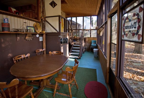 Веранда арендованного домика Mossy Break Camp.