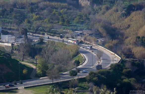 Современное шоссе, ведущее в обход медины.