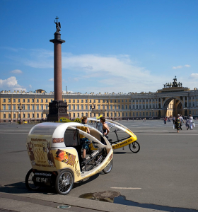 Новомодные вело-кары на Дворцовой.