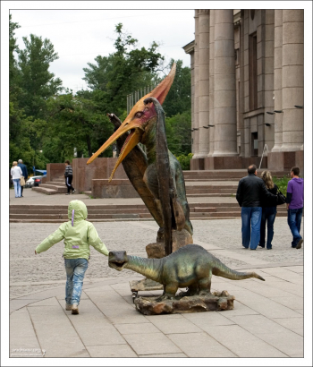 Доисторические монстры рядом с Мюзик-Холлом.