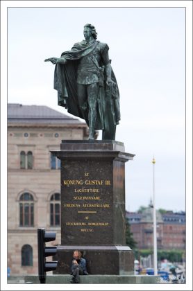 Памятник королю Густаву III на набережной Шеппсброн.