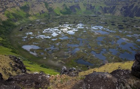 Заболоченный кратер вулкана Rano Kau.