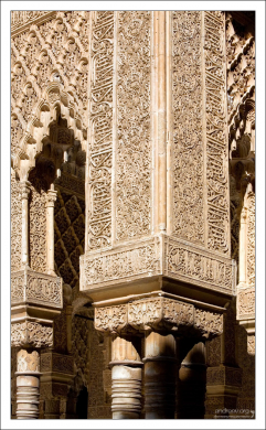 Полностью покрытые резьбой стены Дворца Насридов.