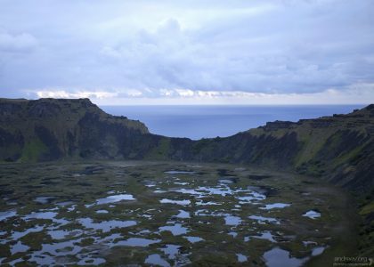Гребень кратера Rano Kau и обрыв в Тихий океан.