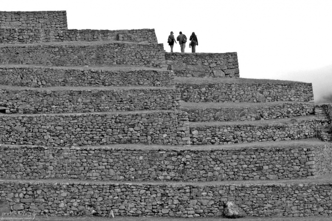 К краю многих террас очень страшно подходить, кажется, что внизу обрыв. На самом деле внизу расположены такие же террасы, которых сверху почти не видно.