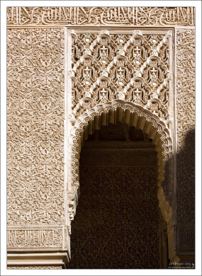 Для мавров-архитекторов всегда было обязательным украшать строение декором, а не строить украшения.