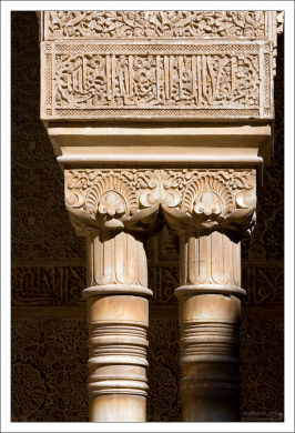 Колонны, снабженные капителями прелестной формы.