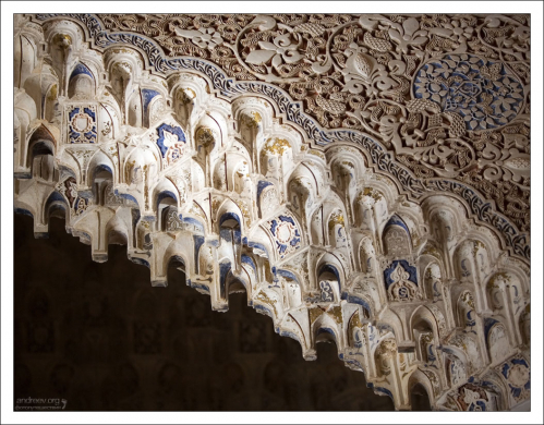 Мукарны, переходящие в растительный орнамент.