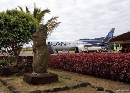 Моаи на летном поле в аэропорту острова Пасхи.