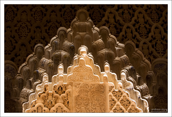 Десятки ячеек-мукарнов, наполненных естественным светом и тенью.