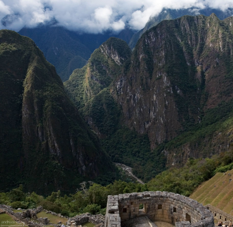 Руины Храма Солнца и ленточка Урубамбы внизу.